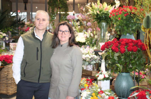 « Le couple LECLERC dirige désormais deux boutiques, joliment décorées à Auxerre. Proposant toutes les variantes de la fleur coupée, stabilisée, séchée, composée. Sans omettre les autres végétaux décoratifs et accessoires qui embellissent les cérémonies de notre existence. Pour autant, les difficultés observées dans le recrutement inquiètent les commerçants/artisans. La faute à l’absence de cycles de formation dédiés dans l’Yonne…une vraie problématique ».