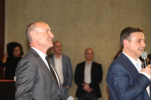 « Le parti centriste départemental n’aborde pas les élections municipales dans un climat de sainteté. Certains membres de son bureau demandent la démission du président actuel, Pascal HENRIAT pour ses orientations droitières, et lui-même souhaite le départ de certains de ses coreligionnaires dont Laurent DEVELLE qui ont décidé de rallier la cause du maire sortant. Bref : cela promet des lendemains qui déchantent après les municipales chez les démocrates… ».