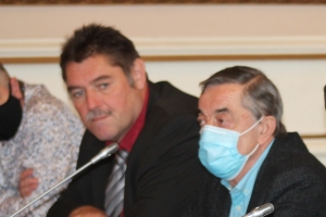 « Représentant l’association accompagnatrice des porteurs de projets, René CORNET (au premier plan) a pu faire un état des lieux plutôt satisfaisant de la structure INITIACTIVE 89 lors d’une rencontre avec la présidente de la Région… ».