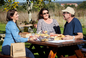 « Comédien professionnel, l’artiste Thomas VOLATIER sera le « Monsieur Loyal » de cette animation devant regrouper toutes les strates du cercle familial. L’accent sera mis également sur les produits du terroir grâce au partenariat avec le réseau LEBONPICNIC… ».