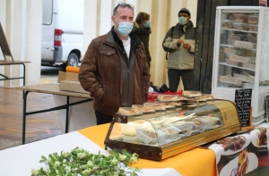 « Les températures très basses et le manque de visibilité autour de la manifestation n’ont pas permis aux sept restaurateurs présents à « Place aux Restos » de mettre en exergue leur savoir-faire auprès des consommateurs. Pourtant, s’y rendre c’est découvrir des recettes culinaires succulentes au palais et faire travailler une corporation au bord du chaos… ».