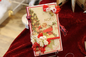 « A partir de la semaine prochaine, six nouveaux artisans d’art prendront possession des lieux (la Boutique des Métiers d’Art) pour y exposer leurs suggestions de Noël… ».