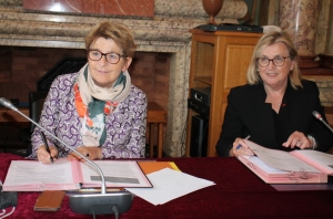 « L’EPCI du Grand-Sénonais personnifiée par sa présidente Marie-Louise FORT est désormais signataire du pacte régional en faveur de l’économie de proximité l’unissant à la Région Bourgogne Franche-Comté, dirigée par l’élue franc-comtoise, Marie-Guite DUFAY. Une convention dont vont pouvoir bénéficier les responsables des TPE… ».