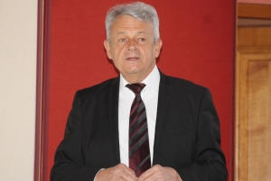 « Satisfecit pour le président du Conseil départemental de l’Yonne Patrick GENDRAUD. La déclinaison de ce bus assurant à son bord la promotion des services de proximité est une aubaine pour désenclaver de leur isolement les zones les plus rurales de notre contrée… ».