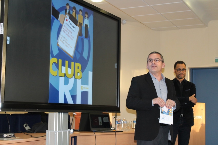 « Le Club RH de la Chambre de Commerce et de l’Industrie de l’Yonne rassemble de manière régulière les acteurs des ressources humaines du territoire. Conférences mais aussi moyens de faire connaissance et d’exposer ses problématiques donnent vie à cette structure qui fédère de plus en plus de représentants issus des milieux professionnels. C’est l’un des acteurs clé du Pôle Formation de la CCI de l’Yonne, Jean-Pierre LANTERNIER (à gauche) qui anime ces rendez-vous. Il avait convié lors de ces dernières retrouvailles le spécialiste des études économiques, Julien SISSOKO à venir s’exprimer… ».