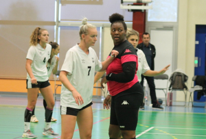 « Quatre équipes régionales de haut niveau technique ont répondu à l’invitation du Handball Club Auxerrois lors de cette édition 2023 du Trophée des « Champ’Yonne » disputé ce mercredi à Auxerre. Une épreuve qui lance la saison du club icaunais, en cette année olympique où la discipline est reine pour les Français… ».