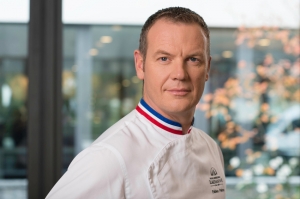 « Au-delà de la création d’une nouvelle ligne de produits, il y avait également le désir d’apporter un coup de pouce à une entreprise artisanale et familiale de l’Yonne, « Le BORVO ». La complicité entre Daniel RAYMOND et Fabien PAIRON s’est donc renforcée avec ce nouveau projet gourmand qui fera des envieux dans l’assiette… ».