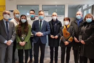 « Le bureau de poste réunit les services sous un même toit à l&#039;ancienne Maison de services au public (MSAP) de Chéroy, sous l’égide désormais de France Services. Accompagné de Jean-Baptiste LEMOYNE et de Michèle CROUZET, le PDG du Groupe La Poste Philippe WAHL s’est dit satisfait des bons résultats observés sur le site. Un quasi doublement de la fréquentation au niveau de la clientèle depuis son lancement… ».