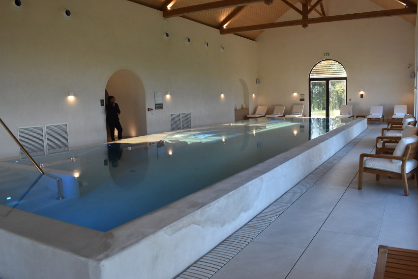 « Ouvert à tous, le nouveau complexe aquatique du Domaine de RONCEMAY offre des prestations de soins du corps et de détente pour celles et ceux qui sont en quête de bien-être et de sérénité… ».