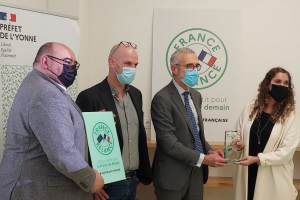 « Le fil d’Ariane de la start-up ECOLLANT est soutenu par l’Etat à travers son dispositif du plan de relance. Objectif : collecter et recycler les paires de collants usagés qui sont jetées chaque année en France. Pour mieux les valoriser et créer de nouveaux produits. Un concept qui a enthousiasmé le préfet Henri PREVOST… ».