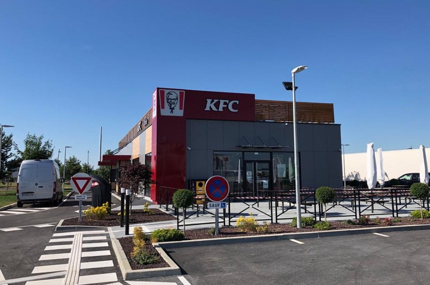 « Trois cent trente éleveurs de poulets de l’Hexagone livrent la matière première à ce géant de la restauration rapide américain KFC. L’enseigne pose enfin les deux pieds dans l’Yonne en ouvrant sa première vitrine à Sens. La neuvième fonctionnelle en Bourgogne Franche-Comté. De quoi ravir les amateurs ! ».