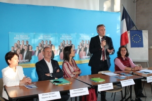 « Nous sommes le parti européen et nous assumons ce rôle, je regrette que tout le monde ne soit pas venu autour de notre projet. Le 26 mai, il faut voter utile pour le devenir de la construction européenne et non pour les incertitudes que prônent le Rassemblement national… ». C’est le secrétaire d’Etat en charge de l’Europe et des Affaires étrangères, Jean-Baptiste LEMOYNE (debout), particulièrement en verve qui s’est exprimé lors de la réunion publique de la liste RENAISSANCE à Auxerre… ».