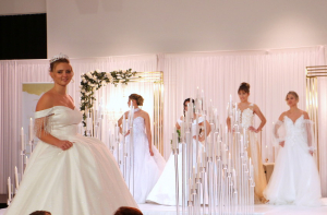 « Au fil des heures, les allées du parc des expositions d’Auxerre se sont remplies : il fallait parfois jouer des coudes avant de pouvoir le lever ! Le défilé de mode sera apprécié des visiteurs au salon du mariage. Tandis que sur le salon de l’habitat, les stands de solutions de chauffage alternatives ont connu le succès, hausse des énergies fossiles oblige… ».