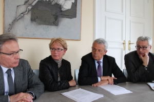 « Les parents d’élèves et les jeunes collégiens des communes d’Héry et de Seignelay sont tranquillisés après la décision prise par l’exécutif du Département. Le président Patrick GENDRAUD (au centre) a finalement tranché : les 137 élèves poursuivront leur scolarité au collège Albert Camus à Auxerre et ne seront pas affectés dans un établissement pédagogique de Saint-Florentin. La décision unanime et consensuelle devra être entérinée de manière officielle lors d’un prochain scrutin au Conseil départemental… ».