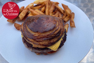 « Voilà une bonne petite étape de village ! « L’Abri » propose un choix de burgers-frites maison du meilleur aloi ! Même si le buffet de crudités fait la part belle aux produits à connotation plus industrielle. Un bistrot resto qui possède une jolie notoriété entre Sens et Villeneuve-sur-Yonne… ».