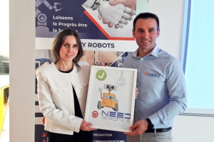 « Ned CEKIC, fondateur de NEED ROBOTICS remet à Grazyna HADAMIK, directrice de la clinique Paul Picquet une illustration de l&#039;UVD Robot, symbole de leur futur partenariat... ».
