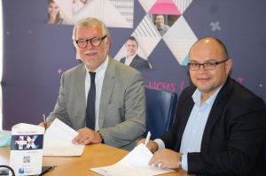 « La Banque Populaire BFC renouvelle son partenariat avec la BSB (Burgundy School of Business) pour trois années supplémentaires. L’accord existe depuis une décennie et offre une véritable opportunité pour les apprenants de découvrir le monde de l’entreprise par le biais de l’alternance avec des emplois à l’issue…Bruno DUCHESNE et Stéphan BOURCIEU à la signature ».
