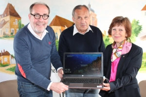 « Grande première numérique pour les 2 200 habitants de CHEVANNES qui disposent depuis ce lundi 17 mai d’un tout nouvel outil digitalisé entièrement revu et corrigé. Un souhait de l’édile Dominique CHAMBENOIT (au centre) et de ses deux élus, Anna CONTANT, première adjointe et Christophe PAYMAL, délégué à la communication… ».