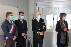 « Une classe de terminale du lycée Jacques AMYOT a partagé la solennité de la cérémonie mémorielle en l’honneur de Samuel PATY aux côtés du préfet de l’Yonne Henri PREVOST et de l’édile d’Auxerre Crescent MARAULT. Un exercice fait d’écoute et de respect… ».