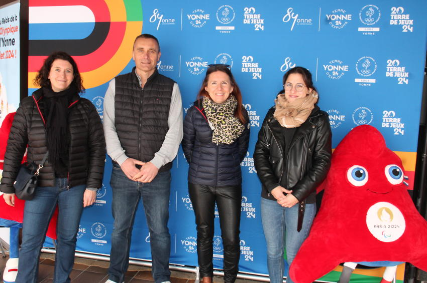 « Une présence insolite cette semaine sur les marchés des villes relais de la flamme olympique : le stand explicatif du Conseil départemental de l’Yonne qui propose informations et animations autour des Jeux de Paris et du passage de la flamme le 11 juillet sur notre territoire… ».