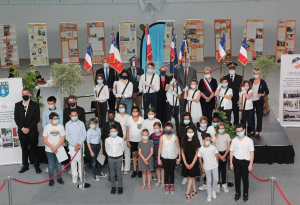 « En juin dernier, Marie-Louise FORT, maire-présidente du Grand Sénonais posait les jalons de cette nouvelle initiative citoyenne à destination des plus jeunes. Le public scolaire au centre de cette transmission du devoir de mémoire… ».