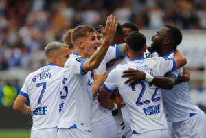 « Il y avait du bon et du moins sur la pelouse de l’Abbé Deschamps lors de la première rencontre à domicile de l’AJ Auxerre dimanche. Marquant coup sur coup deux buts dans le premier quart d’heure, les Bourguignons se sont fait rattrapés par de pugnaces angevins, partageant les points avec leurs adversaires... ».