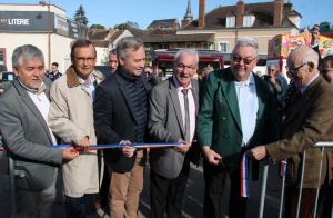 « La découpe du ruban tricolore intime solennité et ouverture officielle de la manifestation. Les personnalités politiques ont renoué avec une tradition, suspendue depuis 2019, en se retrouvant aux côtés de Christian VIAULT, président de Toucy-Animations (à droite) lors de l’inauguration de la 46ème Foire exposition de Toucy… ».