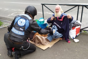 « Depuis la création de leur mouvement, les « bikers » d’UNITED RIDERS mettent leur confrérie au service de l’humanisme et de la solidarité envers les plus démunis de la planète. Présents dans l’Yonne, ils multiplient les maraudes en soutien aux défavorisés et sont en quête d’un local afin d’entreposer leur stock de produits de première nécessité… ».