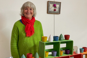 « Spécialiste de la conception d’articles culinaires à base de grès et de faïence, la locale de l’étape, l’artisane d’art Florence OSSO a présenté ses dernières collections lors du marché de Noël organisé par le Comité des Fêtes de Druyes-les-Belles-Fontaines ce dimanche. Un rendez-vous populaire qui aura attiré beaucoup de monde sur les stands… ».