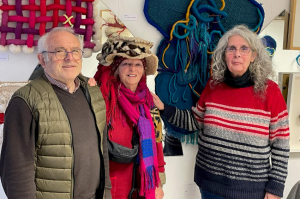 « L’artiste Guy LEHMANN a reçu les encouragements de la styliste et créatrice d’objets en chanvre, Colette BECHET- cette dernière prépare son exposition à Dole le 11 avril – et de la galeriste Claire EVIEUX pour les aspects insolites de son exposition. Des tentures et des fibres à découvrir sans modération jusqu’au 11 février inclus… ».