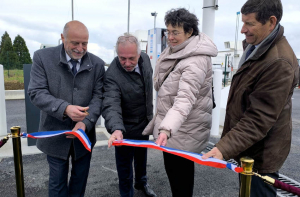 « L’inauguration de la station multi-énergies dans la zone des Vauguillettes à Sens s’est agrémentée d’une démonstration de ravitaillement en biogaz avec un camion des Moulins DUMEE... ».