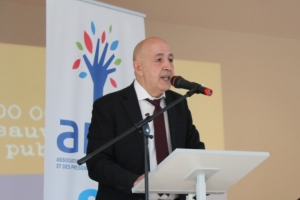 « Le président départemental de l’Association des maires de France de l’Yonne (AMF 89) Mahfoud AOMAR confirme la commande de près de 207 000 masques chirurgicaux. Ils seront distribués aux communes et intercommunalités qui en ont fait la demande… ».