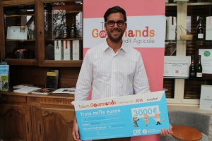 « Elevé dans une famille de boulanger pâtissier à Chablis, Aymeric LUCZKIEWICZ a une passion immodérée pour l’artisanat sous toutes ses variantes. Pas étonnant que le jeune homme se soit intéressé au produit majeur de l’apéritif bourguignon, la fameuse gougère. Aujourd’hui, le lauréat du prix des artisans des métiers de bouche des « Talents Gourmands » la décline en de nombreuses versions (beurre d’escargot, moutarde, jambon persillé, époisses, chaource…)… ».