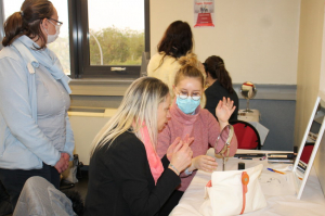 « Retrouver la confiance en soi nécessite de présenter une image positive de sa personne ! Le PLIE a organisé une séance « tapis rouge » dont ont profité 48 demandeurs d’emploi au Phare à Auxerre. Une manifestation très appréciée qui est un appui à la réinsertion dans la vie active… ».