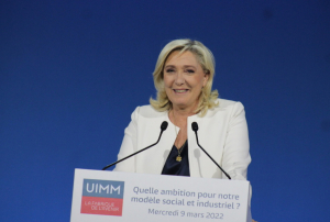 « En matière automobile, les choses pourraient radicalement changer en cas de succès de la candidate du Rassemblement National à la présidentielle. Face aux adhérents de l’UIMM à Paris, Marine LE PEN a précisé qu’elle reviendrait sur l’exclusion des véhicules thermiques du marché français en 2030 ».