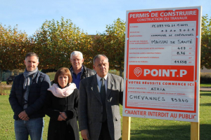 « C’est sans doute le panneau de permis de construire le plus photographié du moment dans l’Auxerrois : celui qui annonce les futurs travaux de la maison de santé de CHEVANNES. Le complexe sortira de terre d’ici la fin 2022 ! ».