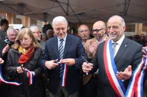 « C’est le terme de dix ans de réflexion. La commune de DIXMONT a inauguré son nouvel espace de revitalisation à vocation pédagogique, sociétale et économique grâce à l’apport d’un complexe multiservices qui va redynamiser l’attractivité territoriale. Pour son maire, Marc BOTIN, même si le budget a explosé, les subventions obtenues équivalent à 73 % du montant des travaux. La parfaite équation, en somme ! ».