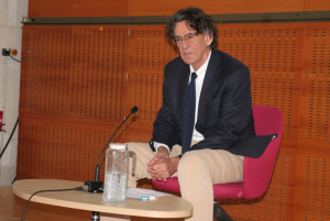 « L’ancien ministre de l’Education nationale sous l’ère de Jacques CHIRAC et professeur de philosophie ultra médiatique Luc FERRY s’est livré à un excellent exercice oratoire dans le cadre des passionnantes « Conversations de l’Abbaye », à Auxerre, où il aura expliqué les différentes facettes de l’IA, cette technologie qui nous veut du bien (ou du mal selon nos croyances !), totalement maîtrisée par les Américains. Une technologie où l’Europe et la France sont particulièrement à la traîne, comme de bien entendu ! ».