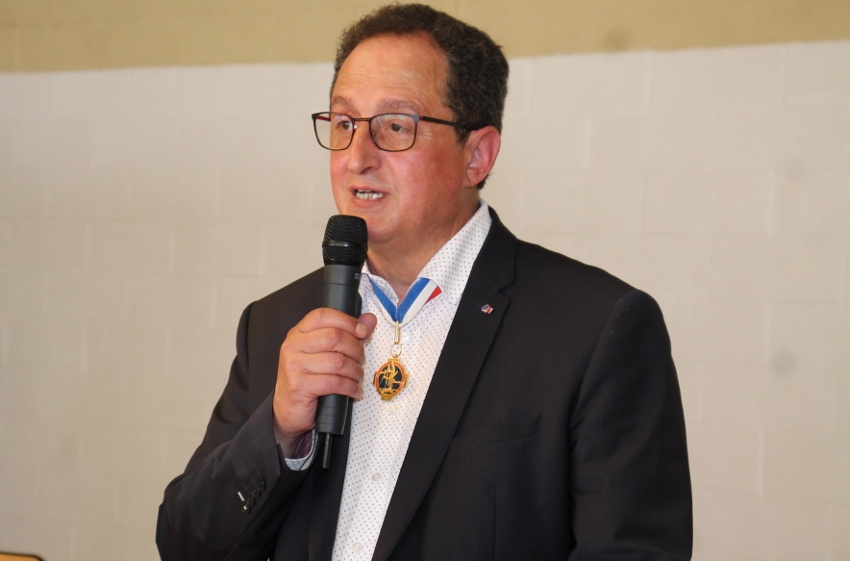 « Figure connue et reconnue de l’altruisme et de la transmission des savoirs, Marc LABARDE passera le flambeau de président à Amine LAMRANI à la tête du club service, Auxerre Phoenix, l’un des deux Lions officiant dans la capitale de l’Yonne ce samedi 24 juillet… ».