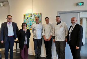 « La virtuosité au fond de l’assiette ! Paul HENNARD, le fils de son père, François (au centre) a séduit le jury du concours « Un des Meilleurs Apprentis de France » dans la catégorie cuisine froide en donnant le maximum de lui-même tant en créativité esthétique qu’en succulence des mets… ».