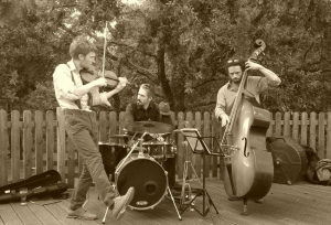 « Le Festival Jazz à Druyes propose sur l’esplanade du château de la comtesse Mahaut de Courtenay un vibrant rendez-vous pour réchauffer les cœurs et assouvir les passions musicales. Du 07 au 09 juillet, ce sont quatre concerts sous des formes éclectiques de la discipline, interprétées par des esthètes en la matière qui seront proposés à un public de connaisseurs ou pas ! C’est entouré du « BUG Trio » que le violoniste Pierre VINAY lancera le festival vendredi soir… ».