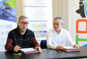 « Entre le Syndicat Départemental d’Energies de l’Yonne (SDEY) et l’Agence Technique Départementale (ATD), c’est la symbiose parfaite ! Une complémentarité et un partage de valeurs qui se sont traduits dans les faits par la signature d’une convention de partenariat entre les deux responsables de ces structures, Jean-Noël LOURY et Jérôme DELAVAULT… ».
