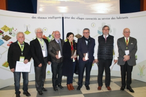  « Promouvoir et faciliter la transition énergétique sur le territoire de la Bourgogne septentrionale intègrent les priorités du Syndicat départemental d’énergies de l’Yonne. Avec ce Salon annuel consacré à l’éclairage public et à ses dérivés technologiques, le président du SDEY, Jean-Noël LOURY (deuxième en partant de la droite), souhaite amener progressivement l’ensemble des élus de l’Yonne à adopter les innovations d’aujourd’hui et de demain… ».