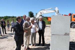 « Profiter du voisinage avec l’Ile de France pour attirer de nouveaux entrepreneurs, sources de développement rapide de cette zone d’activités : voilà tout l’enjeu de ce Parc d’activités de l’Auxerrois qui est implanté à cinq kilomètres d’Auxerre. L’infrastructure a bénéficié d’une aide de la Région à hauteur de 800 000 euros. Elle se complétera par des financements européens et régionaux, attendus dans le cadre du Contrat urbain de développement économique signé avec la Région… Les officiels dévoilent la plaque immortalisant l’évènement…».