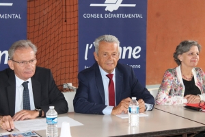 « Première conférence de presse donnée par le président du Département Patrick GENDRAUD pour cette nouvelle saison. Elle a porté sur le bilan de l’exercice antérieur et la présentation des actions diversifiées menées par l’exécutif départemental en matière d’éducation…Un panorama complet et détaillé des engagements de l’institution. ».