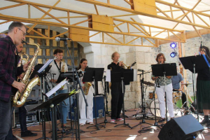 « Le festival « Jazz a Druyes » a lieu cette année les vendredi 04 et samedi 05 juillet, toujours sur le parvis du château ! Un évènement de belle facture musicale et gratuit à vivre en compagnie du « Small Band » de l’Ecole de Musique, de Danse, de Théâtre de Puisaye-Forterre dirigé par l’excellent François CANARD… ».