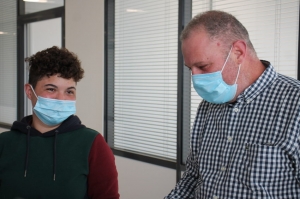 « En France, le taux d’emploi des 15/64 ans révèle des écarts indéniables entre les hommes et les femmes. Démontrant que la parité n’est pas encore à l’ordre du jour parmi les entreprises. Pourtant, certaines jouent le jeu. A l’instar de la société Joël LEFEVRE et de son dirigeant Fabrice LEFEVRE qui ont engagé une jeune magasinière, Océane, évoluant dans le domaine des poids lourds… ».