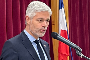 « A gauche comme à droite, au centre mais aussi aux extrêmes, il y a pléthore de candidatures qui s’affichent pour les futures échéances présidentielles de 2027 en France ! A l’instar de celle de Laurent WAUQUIEZ qui semble toutefois de moins en moins probable après sa désillusion à la tête des Républicains. Et si l’IA était sollicitée pour nous brosser le portrait-robot du candidat idéal ?! ».