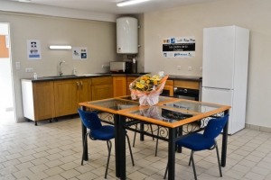 « Aménagé pour accueillir les jeunes en réinsertion professionnelle de l’association, l’espace de repos offre des moments de détente salvateurs pour celles et ceux qui transitent par les Jardins de la Croisière…Le réaménagement de l’espace sanitaire est programmé dans les semaines à venir… ».