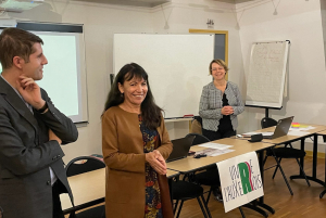 « Isabelle POIFOL-FERREIRA, Sophie FEVRE et Mani CAMBEFORT, élus d’opposition communautaires et municipaux, ont animé la seconde réunion publique de « Vivre l’Auxerrois ». Un laboratoire d’idées et de suggestions qui est porté sur le principe de la démocratie participative. Un outil qui se veut indispensable à la réflexion en vue des échéances électorales de 2026… ».